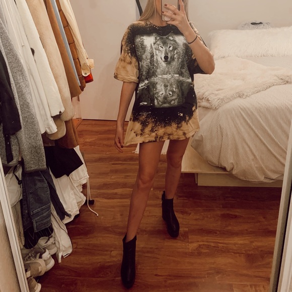 Urban Outfitters Tops - Bleached Vintage Wolf Graphic Tee Urban Outfitters Tops - Bleached Vintage Wolf Graphic Tee
